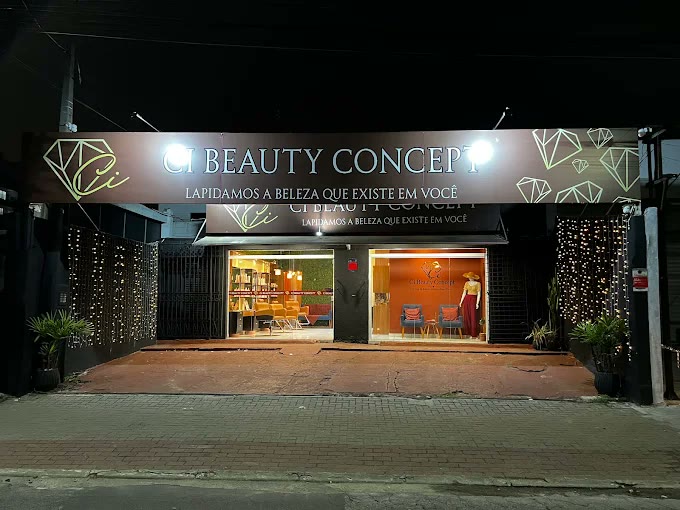 Fachada da CI Beauty à noite: letreiro marrom com letras claras e cortinas de luz dos dois lados